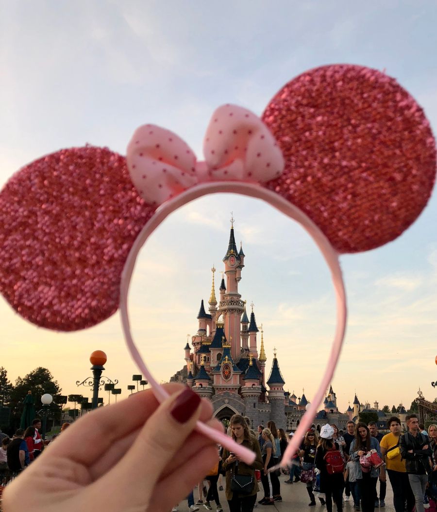 Castelo da Disney visto através de uma tiara de orelhas